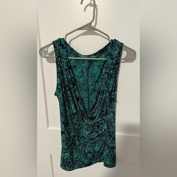 Sofia by Sofia Vergara Sleeveless Top Faux Wrap Top V Neck - Picture 10 of 11
